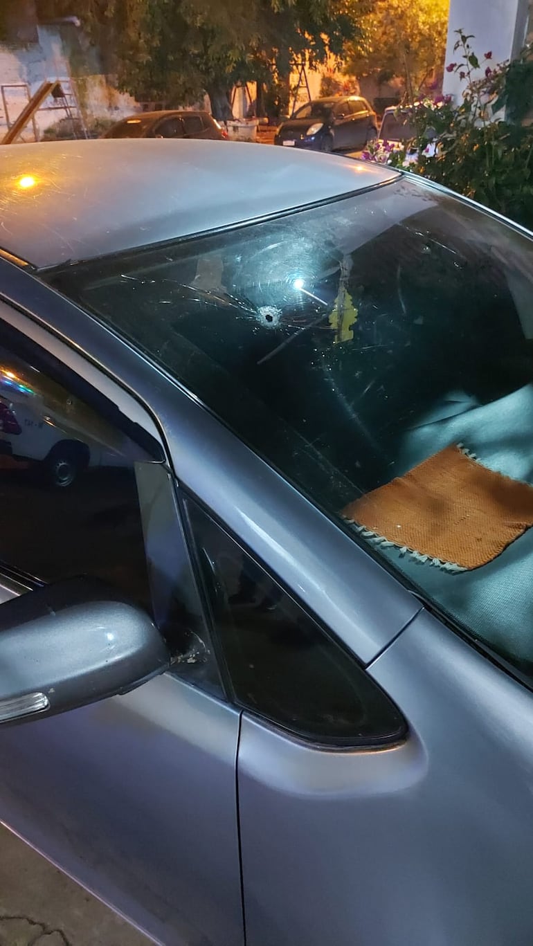 Así quedó el automóvil del conductor de Bolt herido como víctima colateral de una pelea entre pandillas, en Lambaré.