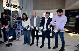 Corte de cinta en inauguración de Espacio Samsung.