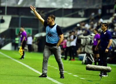 El paraguayo Troadio Duarte, entrenador de General Caballero de Juan León Mallorquín, durante el partido contra Libertad por la quinta fecha del torneo Clausura 2023 del fútbol paraguayo en el estadio La Huerta, en Asunción.
