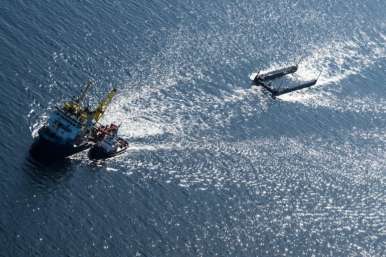 Una foto aérea tomada el 29 de abril de 2026 muestra un barco remolcando a la ballena jorobada rescatada en una barcaza especial, acercándose a la costa danesa rumbo de regreso al mar del Norte, tras haber encallado en un banco de arena cerca de la ciudad de Lübeck a finales de marzo.