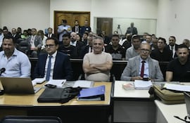 El ex diputado Ulises Quintana (i) y Reinaldo "Cucho" Cabaña (d), con sus respectivos abogados defensores en la audiencia preliminar del caso Berilo.