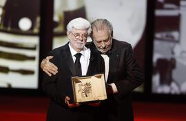 George Lucas posa con su Palma de Oro de Honor y recibe el abrazo de su amigo, el cineasta Francis Ford Coppola.