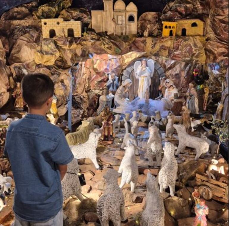 Los visitantes del Pesebre de Itauguá quedan maravillados con esta obra de arte de la familia Sánchez.