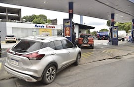 El stock de Petropar podría agotarse más rápido si los usuarios se vuelcan masivamente a cargar en sus estaciones ante la suba de los privados.