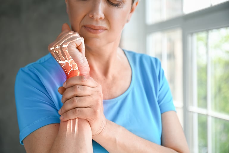 Mujer con dolor, debilidad o fragilidad en la muñeca.