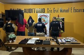 Los dos brasileños detenidos son custodiados por efectivos policiales junto a las evidencias incautadas.