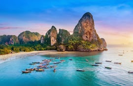 Playa Railay con barco de cola larga en Krabi, Tailandia.