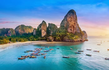 Playa Railay con barco de cola larga en Krabi, Tailandia.