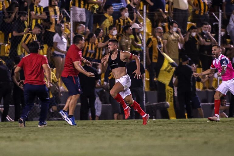El zaguero Juan Patiño celebra el tanto que le dio la estrella número 34 a Cerro Porteño con la agónica victoria ante Guaraní, en Dos Bocas.