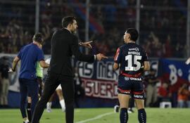 El uruguayo Jorge Bava, entrenador de Cerro Porteño, durante el partido frente a Guaraní por la fecha 19 del torneo Clausura 2025 de la Primera División de Paraguay en el estadio La Nueva Olla, en Asunción, Paraguay.