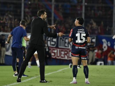 El uruguayo Jorge Bava, entrenador de Cerro Porteño, durante el partido frente a Guaraní por la fecha 19 del torneo Clausura 2025 de la Primera División de Paraguay en el estadio La Nueva Olla, en Asunción, Paraguay.