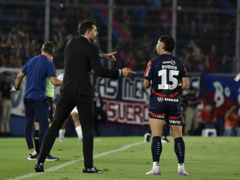 El uruguayo Jorge Bava, entrenador de Cerro Porteño, durante el partido frente a Guaraní por la fecha 19 del torneo Clausura 2025 de la Primera División de Paraguay en el estadio La Nueva Olla, en Asunción, Paraguay.