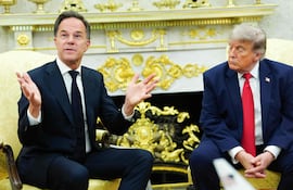 El presidente de Estados Unidos, Donald Trump (i) y secretario general de OTAN, Mark Rutte, durante una reunión en salón Oval de la Casa Blanca.