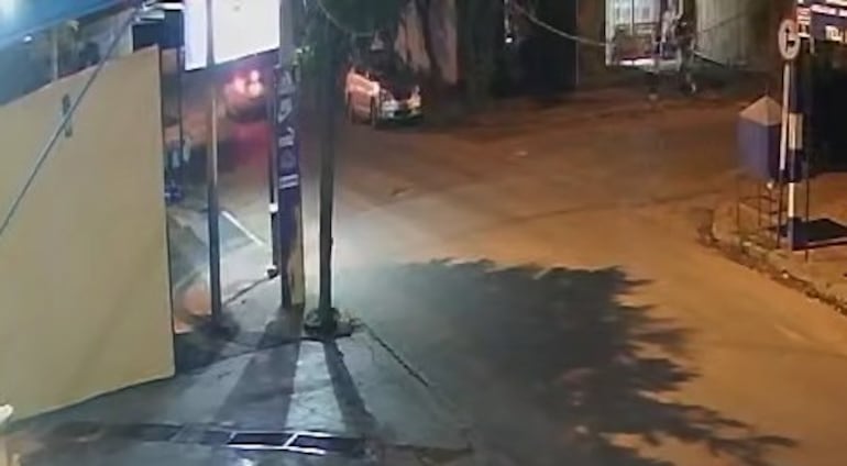 Una c&aacute;mara de la zona capt&oacute; el momento en que dos sujetos se llevaron el auto.