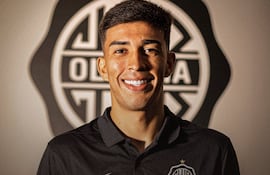 Con esta imagen, Olimpia anunció oficialmente la llegada del volante ofensivo, Rubén Dario Lezcano Portillo, de 22 años, tras su paso reciente por Fluminense de Brasil.