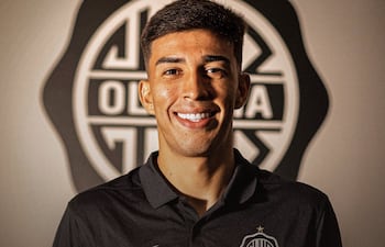 Con esta imagen, Olimpia anunció oficialmente la llegada del volante ofensivo, Rubén Dario Lezcano Portillo, de 22 años, tras su paso reciente por Fluminense de Brasil.