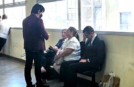 El abogado Won Suk Choi (de pie) junto al fiscal Florecio Pereira y Miryan Giménez, ambos investigados por lesión de confianza.