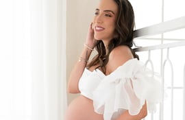 Jazmín Galeano Sapena posó para la fotógrafa Celeste Montaner con Tomás a bordo. Ahora, la concejala asuncena ya tiene a su bebé en brazos.