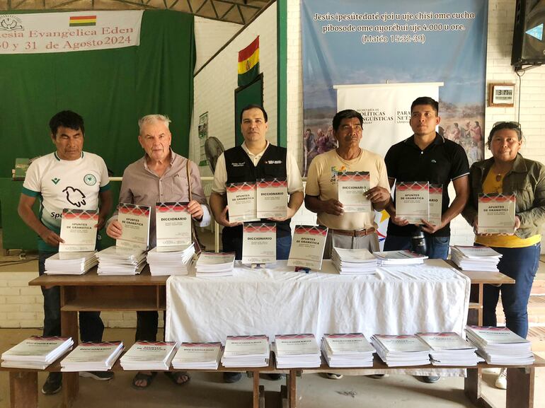 La comunidad ayorea del Chaco Paraguayo recibió el Diccionario y los Apuntes de la Gramática Bilingüe Ayoreo-Castellano, elaborados por la Secretaría de Políticas Lingüísticas y referentes de la lengua ayorea.