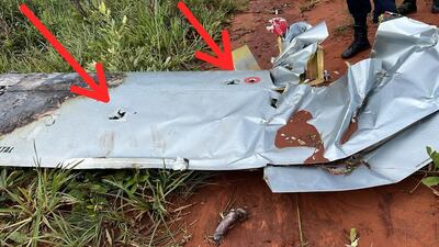 Ala de la avioneta incinerada en Río Verde con presuntas perforaciones de bala