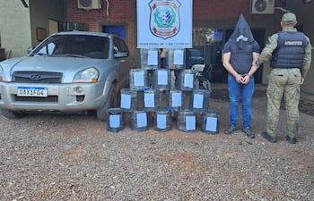 Bajo custodia policial: el detenido Jorge Palacios Villagra y las evidencias incautadas en Karapaí.