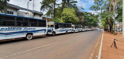 Los transportistas iniciaron esta semana un paro total de sus actividades para presionar el incremento del precio del pasaje.