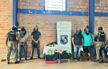 Los cuatro detenidos en el operativo, junto con los paquetes de crack y otras evidencias confiscadas en el operativo a cargo de agentes policiales de Antinarcóticos en un depósito de la colonia Thompson de Ypané.
