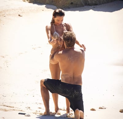 Alessandra Ambrosio y Buck Palmer se comprometieron en una isla de Indonesia.