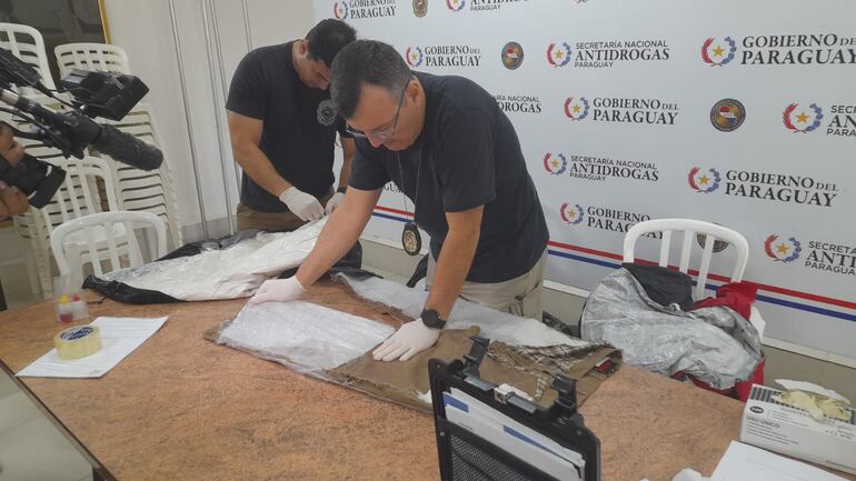 Agentes de la Senad muestran la forma en la que estaba dispuesta la droga.