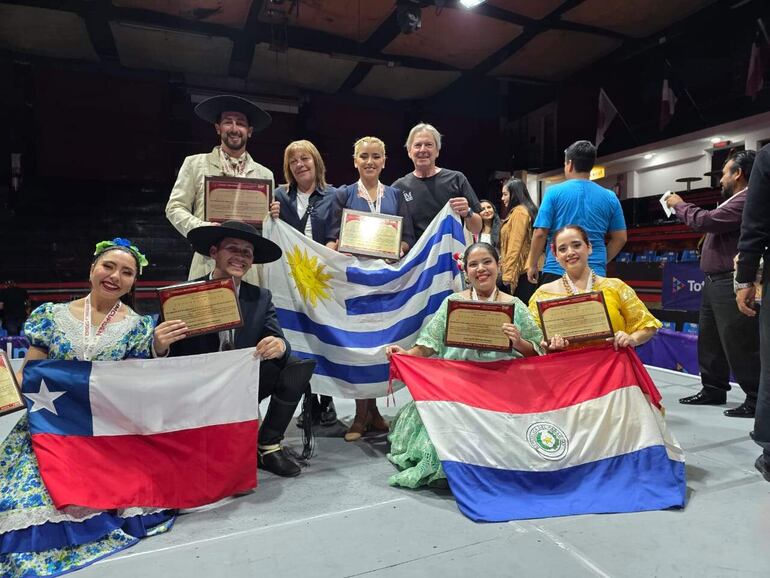 Los bailarines que se ubicaron en los tres primeros puestos en el festival de danzas en México.