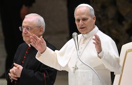 El Papa León XIV (R) preside la audiencia general semanal en el aula Pablo VI, Ciudad del Vaticano, 21 de enero de 2026.