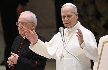 El Papa León XIV (R) preside la audiencia general semanal en el aula Pablo VI, Ciudad del Vaticano, 21 de enero de 2026.