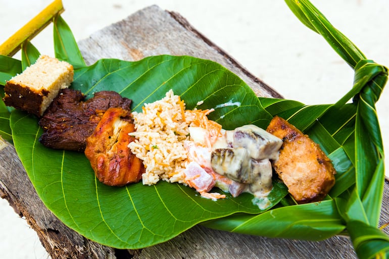 Carne frita con arroz sobre hoja de banano, Bora Bora, Polinesia Francesa.