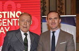 El embajador argentino, Guillermo Nielsen, y el gerente general de Paranair, Jaime Cassola.