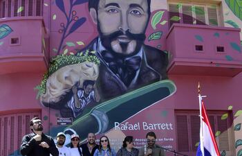 Los artistas que realizaron el mural y la escultura dedicada a Rafael Barrett durante la inauguración de la ruta pedagógica en Asunción.
