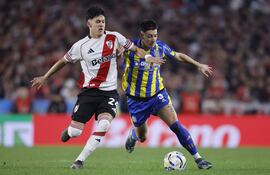 Juan Meza (i) de River disputa el balón con Agustín Sández de Rosario este sábado, en un partido de las semifinales de la Liga Argentina entre River Plate y Rosario Central en el estadio Monumental, en Buenos Aires (Argentina).