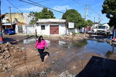Tacuary y 32 Proyectada, es una esquina intransitable por su pésimo estado. La Municipalidad de Asunción tenía G. 15.000 millones de bonos para mejorar calles.
