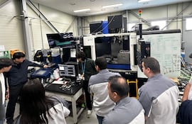 Los técnicos paraguayos en plena capacitación en Corea del Sur.