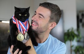Gato con muchas medallas.