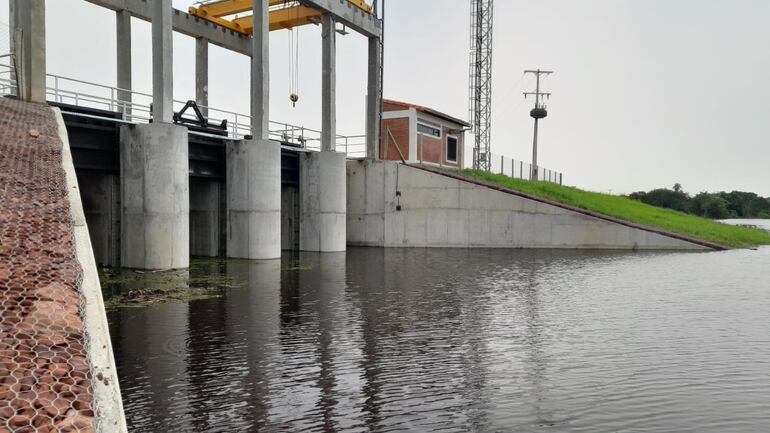 Los pobladores exigen que el MOPC abra las compuertas de la estación de control del barrio Yataity para liberar la cantidad de agua represada y que inunda a varios sectores de la población.
