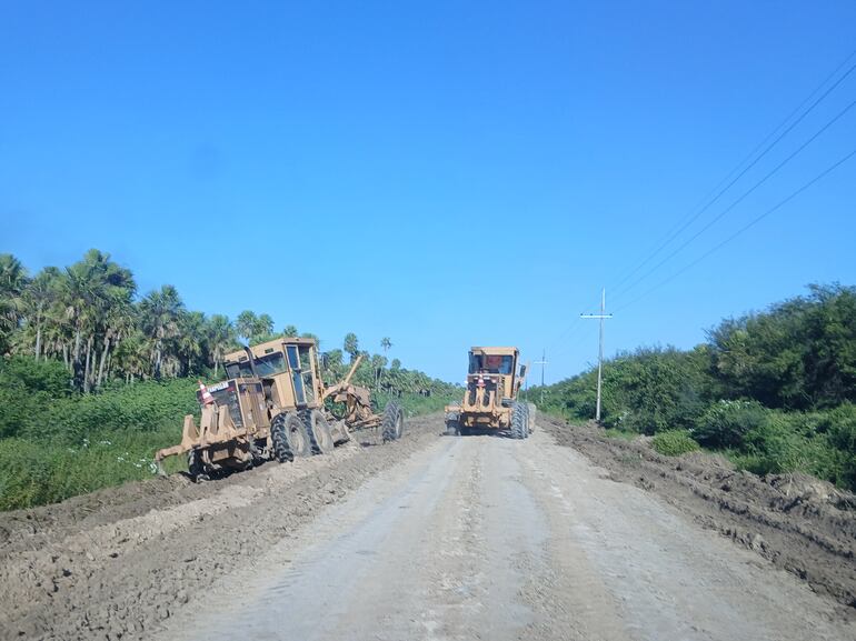 Maquinaria de la empresa Mawes SA reparó el camino que conduce a Fuerte Olimpo.