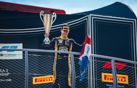 El piloto paraguayo Joshua Duerksen , piloto del monoplaza de la escudería Invicta Racing, celebra la victoria en la carrera sprint de la Fórmula 2 en el Circuito de Monza, Monza, Italia.