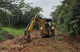 Una retroexcavadora trabaja en la reparación de caminos en Loma Florida, Santaní.