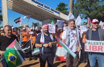 Miembros de la comunidad árabe exhibiendo pancartas durante la marcha.