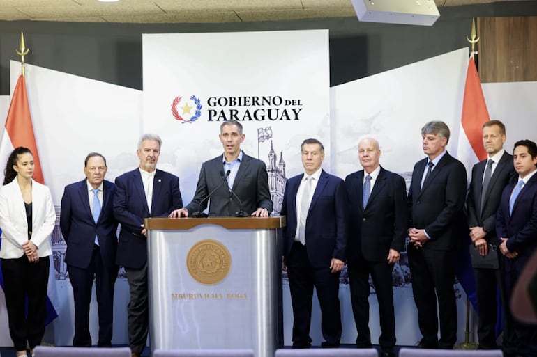 Marco Riquelme, ministro de Industria y Comercio (MIC); Enrique Duarte, presidente de la UIP y Jorge Samaniego, presidente CIPAMA, hablan sobre el nuevo decreto en el que simplifica el proceso de matriculación de motos.