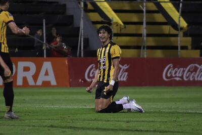 Tremenda noche del delantero aurinegro Adrián Alcaraz (24 años), autor de cuatro goles. (Foto: APF)