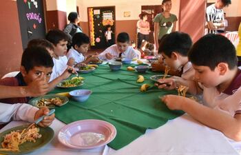 Unos 11 mil chicos desde hoy estiraran almorzando en sus escuelas en el Departamento de Misiones.