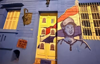 La sede del Partido Liberal amaneció con varios carteles de protestas.