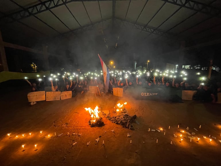 Estudiantes de la Universidad Nacional del Este (UNE) continúan con las medidas de protesta en rechazo de la ley Hambre Cero.