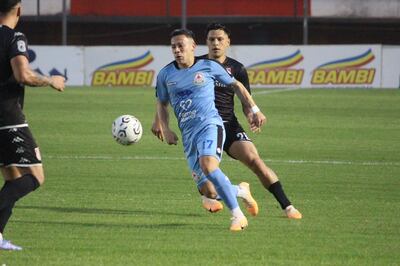 Milton Maciel disputa el balón con Wildo Alonso, en el estadio Ka'arendy.